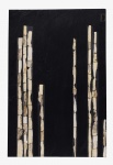 Marie Noëlle de  La Poype (Bélgica, 1949), "Once Upon the Time". Escultura para parede de ardósia e antigos ossos de cetáceos. Assinada  no Verso MNP. Datada 2002. Catalogada  A 5 . Da série "Once Upon the Time"  produzida entre 2000-07. Med. 107 - 71 cm (ME). Marcas do tempo. Pequenas faltas. Nota Biográfica: Aos quarenta e dois anos, Marie-Noëlle decidiu da noite para o dia deixar o mundo financeiro dos negócios, vender as suas empresas e renunciar a este mundo onde não encontrava realização pessoal. Ela realizou o seu sonho e matriculou-se na Academia de Belas Artes de Braine-l'Alleud, na Bélgica, para expressar artisticamente a sua sensibilidade e percepção inatas do mundo. Ela rapidamente se tornou uma artista de renome internacional.Estudante, mãe e trabalhadoraMarie-Noëlle obteve uma licenciatura em Direito com grande distinção na Universidade Livre de Bruxelas em 1972. Uma reflexão pessoal sobre a nossa sociedade começou durante os seus estudos universitários; ela continuará assim durante as próximas fases de sua vida. Casou-se com o Conde Roland de la Poype¹ em 1996 em Trept em Isère, uma fusão centrada num profundo amor pelo Homem, pelos Animais e pela Natureza. Ele marcou sua época com seu espírito visionário e sua coragem. Sua esposa conseguiu emancipar-se dessa personalidade forte, realizando-se como artista livre e independente.Um talento óbvioEla expôs os frutos do seu trabalho na Bélgica logo após obter o diploma. Desde o início da sua criatividade e ao longo da sua carreira, a artista respeitará este vínculo tão íntimo que a liga à Natureza. A sua arte será rapidamente exportada para as mais prestigiadas exposições, festivais, galerias e museus. Suas criações viajarão para Paris, Tóquio, Barcelona, Nova York e Londres. O sucesso, porém, é incidental para o artista porque seu desejo íntimo é proporcionar felicidade e sonhos através de suas criações. Marie-Noëlle é um ser luminoso que marca a todos com sua presença e elegância natural.Trazendo a não matéria à vidaMármore de Carrara, fio de aço inoxidável, cobre, bronze, resina, ardósia de Anjou e da Bélgica, ossos de cetáceos antigos, tinta da China, pérolas de rio são as matérias-primas preferidas do artista. Marie-Noëlle partiu para explorar as costas da Galiza espanhola e da Patagónia em busca de ossos de mamíferos marinhos com mais de cem anos. Foi necessário um estudo preliminar das cartas náuticas e das rotas percorridas pelos cachalotes ou baleias para localizar os locais mais favoráveis à descoberta destes hoje preciosos ossos. O artista transforma esses materiais orgânicos ou minerais com habilidade e originalidade.A sua abordagem à arte segue uma evolução; partindo de uma representação vertical e totémica, continua a sua reflexão esculpindo o vazio vibratório, revelando a complementaridade dos elementos entre eles. A matéria como ponto de partida, pilar, estrutura tangível com o desejo de romper com ela para dar vida à não matéria. Escultura monumental de mais de cinco metros ou joia frágil, as criações de Marie-Noëlle representam o universo terrestre, marinho, cósmico e expressam toda a sua energia. Uma vida compartilhada entre a movimentada Paris, a despreocupada Saint-Tropez e sua Bélgica natal, o artista cria em suas oficinas com o mesmo fervor de sempre. As suas mãos torcem aço, moldam xisto ou acariciam ossos centenários, em busca de novas formas de expressão que transcendam a matéria, para além do visível. Obras que despertam todos os nossos sentidos e das quais emana um poderoso vetor de paz. Fonte: https://midetplus.fr/portraits/marie-noelle-de-la-poype-artiste/Nota de Transporte: Este lote não poderá ser enviado pelos correios. 