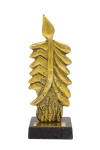 Doreé Camargo Corrêa. (São Paulo SP 1938), "Guardião das Águas".  Escultura de bronze  patinado. Assinada. Base de mármore.  Med. 19 x 6,5 x 6,5 cm (Escultura com base).Sujidade, desgastes na patina. Acervo Particular Rio de Janeiro/RJ.Nota Biográfica: Doreé Camargo Corrêa (São Paulo SP 1938). Pintora e escultora. Gradua-se em pintura pela Escola Nacional de Belas Arte, no Rio de Janeiro, em 1963. Continua seus estudos tendo aulas de desenho com Abelardo Zaluar; pintura com Frank Schaeffer; gravura com José Lima; e serigrafia no Centro de Arte Contemporânea. Faz os cursos de História da Arte, com Flexa Ribeiro; Razão e Sensibilidade na Arte, com Mário Barata e Arte Brasileira Hoje, com Roberto Pontual. Recebe o Prêmio Destaque em Artes Plásticas em 1981 e 1984. (...) "Dorée especializou-se no tema do pássaro e integra ostensivamente a causa ecológica. Uma de suas últimas exposições apresentava casas de joão-de-barro e sonorização de passarada no seu habitat, enquanto os quadros representavam estilizações de pássaros nativos do Brasil, já em técnica de tinta acrílica sobre madeira. (...)" Walmir AyalaAYALA, Walmir. O Brasil por seus artistas. Rio de Janeiro: Círculo do Livro, s.d.Fonte: https://www.escritoriodearte.com/artista/doree-camargo-correa
