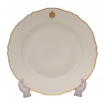 Duque D'Aosta -  01 prato para servir do Serviço de porcelana brasonada da Casa Real da Itália - Duque D'Aosta - Marca de manufatura  francesa "Le Rosey".  Porcelana de esmaltagem branca, apresenta elegantes frisos e brasão realçados a ouro. Sendo: 01 travessa redonda, Med. 5 x 32 cm .  Marcas de uso. Desgastes . Pequenas faltas. Acervo Particular Rio de Janeiro/RJ.
