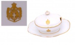 Duque D'Aosta - 01 molheira com tampa com o seu respectivo presentoir do Serviço de porcelana brasonada da Casa Real da Itália - Duque D'Aosta - Marca de manufatura  francesa "Le Rosey".  Porcelana de esmaltagem branca, apresenta elegantes frisos e brasão realçados a ouro. Sendo: 01 molheira com presentoir, Med. 11 x 24 x 15 cm. Marcas de uso. Desgastes . Pequenas faltas. Acervo Particular Rio de Janeiro/RJ.