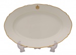 Duque D'Aosta -  01 travessa oval do Serviço de porcelana brasonada da Casa Real da Itália - Duque D'Aosta - Marca de manufatura  francesa "Le Rosey".  Porcelana de esmaltagem branca, apresenta elegantes frisos e brasão realçados a ouro. Sendo: 01 travessa oval, Med. 5 x 40 x 27 cm.  Marcas de uso. Desgastes . Pequenas faltas. Acervo Particular Rio de Janeiro/RJ.