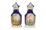 Léon Parvillée (18301885) - Par de perfumeiros de porcelana padrão Velho Paris, "chinoiserie", com pinturas em reservas sobre fundo azul cobalto, de estilo pseudo-asiático.  Marca de fabricação L.P. atribuível a Léon Parvillée (18301885)  - França - Século XIX. Med.22 x 10 x 6 cm (medidas totais). Marcas do tempo. Pequenas faltas. Uma das tampas foi restaurada. Acervo Particular Rio de Janeiro/RJ. Nota Histórica: A marca LP em porcelana francesa pode estar associada a algumas fábricas ou artistas do século XIX e XX. Um dos nomes mais conhecidos que utilizavam estas iniciais é Léon Parvillée, um renomado ceramista e decorador francês, mas há outras possibilidades dependendo do estilo e da época da peça como Limoges Porcelain (LP): A região de Limoges é famosa por sua porcelana fina. Algumas fábricas usavam LP para identificar peças destinadas à exportação ou decoradas em estilo específico.  Léon Parvillée (18301885): Parvillée era conhecido por suas peças inspiradas na cerâmica islâmica e japonesa. Se o perfumeiro tem influências orientais ou decoração elaborada, pode ser atribuído a ele.
