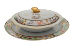 Arte Oriental - Rara legumeira com seu respectivo presentoir. Porcelana Chinesa Cia. das Índias Decoração naturalista em policromia de esmaltes, família rosa, multicoloridos em tons de verde, azul, amarelo, rosa, lilás, rouge de fer, sépia e dourado. Ao centro, em reserva, cena de jardim com ave do paraíso, pássaro e borboleta. Borda com larga faixa em toda a sua extensão, fartamente adornada por insetos, aves do paraíso, dragões celestiais e cenas do cotidiano com camponês da lenda do dragão. Pegas das tampas moldadas em botão floral. Dinastia Qing. Reinado Jiaqing (1796-1820). O dragão como símbolo da autoridade imperial. Dragão que simboliza a Dinastia Qing. Med. 10 x 29 x 24 cm (legumeira com tampa); 3 x 37,5 x 30 cm (presentoir). Marcas e desgastes do tempo. Acervo Particular Rio de Janeiro/RJ. O lote que sucede a este compõe o par. Nota: O dragão como símbolo da autoridade imperial Dragão que simboliza a Dinastia Qing. No fim de seu reino, o primeiro imperador, Qin Shi Huang diz-se que se imortalizou em um dragão que se assemelhava a seu emblema, e ascendeu aos céus. Desde que os chineses consideram Qin Shi Huang como seu antepassado, às vezes se denominam como "os descendentes do dragão". Esta lenda contribuiu também para o uso do dragão chinês como um símbolo do poder imperial. O dragão, principalmente os dragões amarelos ou dourados com as cinco garras em cada pé, eram um símbolo para o imperador em muitas dinastias chinesas. O trono imperial foi chamado de trono do dragão. Durante a tardia Dinastia Qing, o dragão foi adotado mesmo como bandeira nacional. Era uma ofensa grave para os cidadãos usarem roupas com um símbolo do dragão. O dragão é caracterizado nas esculturas das escadarias de palácios e de túmulos imperiais, tais como a cidade proibida em Pequim. Em algumas lendas chinesas, um imperador podia carregar uma marca de nascença na forma de um dragão. Por exemplo, uma lenda diz a narrativa de um camponês que trazia uma marca de nascença do dragão que eventualmente derrubou a dinastia existente e fundou uma nova; uma outra lenda diz do príncipe escondia de seus inimigos que era identificado por sua marca de nascença do dragão. Em contraste, a imperatriz da China era frequentemente identificada com o Fenghuang. A história da Dinastia Qing, a última da China imperial . fonte: https://revistagalileu.globo.com/Sociedade/Historia/noticia/2019/10/conheca-historia-da-dinastia-qing-ultima-da-china-imperial.html .