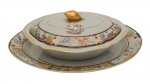 Arte Oriental - Rara legumeira com seu respectivo presentoir. Porcelana Chinesa Cia. das Índias Decoração naturalista em policromia de esmaltes, família rosa, multicoloridos em tons de verde, azul, amarelo, rosa, lilás, rouge de fer, sépia e dourado. Ao centro, em reserva, cena de jardim com ave do paraíso, pássaro e borboleta. Borda com larga faixa em toda a sua extensão, fartamente adornada por insetos, aves do paraíso, dragões celestiais e cenas do cotidiano com camponês da lenda do dragão. Pegas das tampas moldadas em botão floral. Dinastia Qing. Reinado Jiaqing (1796-1820). O dragão como símbolo da autoridade imperial. Dragão que simboliza a Dinastia Qing. Med. 10 x 29 x 24 cm (legumeira com tampa); 3 x 37,5 x 30 cm (presentoir). Marcas e desgastes do tempo. Acervo Particular Rio de Janeiro/RJ. O lote que sucede a este compõe o par. Nota: O dragão como símbolo da autoridade imperial Dragão que simboliza a Dinastia Qing. No fim de seu reino, o primeiro imperador, Qin Shi Huang diz-se que se imortalizou em um dragão que se assemelhava a seu emblema, e ascendeu aos céus. Desde que os chineses consideram Qin Shi Huang como seu antepassado, às vezes se denominam como "os descendentes do dragão". Esta lenda contribuiu também para o uso do dragão chinês como um símbolo do poder imperial. O dragão, principalmente os dragões amarelos ou dourados com as cinco garras em cada pé, eram um símbolo para o imperador em muitas dinastias chinesas. O trono imperial foi chamado de trono do dragão. Durante a tardia Dinastia Qing, o dragão foi adotado mesmo como bandeira nacional. Era uma ofensa grave para os cidadãos usarem roupas com um símbolo do dragão. O dragão é caracterizado nas esculturas das escadarias de palácios e de túmulos imperiais, tais como a cidade proibida em Pequim. Em algumas lendas chinesas, um imperador podia carregar uma marca de nascença na forma de um dragão. Por exemplo, uma lenda diz a narrativa de um camponês que trazia uma marca de nascença do dragão que eventualmente derrubou a dinastia existente e fundou uma nova; uma outra lenda diz do príncipe escondia de seus inimigos que era identificado por sua marca de nascença do dragão. Em contraste, a imperatriz da China era frequentemente identificada com o Fenghuang. A história da Dinastia Qing, a última da China imperial . fonte: https://revistagalileu.globo.com/Sociedade/Historia/noticia/2019/10/conheca-historia-da-dinastia-qing-ultima-da-china-imperial.html .