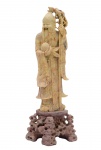 Arte Oriental - Shou Hsing (Shao Seng - Shou Xing) ou Nanji Laoren (Deus da Longevidade). Rara escultura de Pedra dura em dois tons de grandes dimensões. Figura de crânio alongado segurando pêssego e cajado em madeira de pessegueiro, símbolos de longevidade. Peça assinada. China - Século XIX.  Med. 45 x 18 x 13 cm(medidas totais). Marcas do tempo. Pequenas faltas. Acervo Particular Rio de Janeiro/RJ.