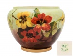 MP - SEVRES - Paul Jean Milet (French 1870  1950), Belíssimo cachepot de porcelana francesa, estilo e época art nouveau, pintados à mão.  Marca de manufatura de Sévres , marca do artista MP (Paul Jean Milet). Base marcada e numerada.  Med. 21 x 26 cm (ME). Presença de fios de cabelo e bicados. Marcas do tempo com desgastes. Nota: Sevres teve alguns artistas maravilhosos trabalhando na empresa durante a era Art Nouveau. Artistas incluíam Juliette Vesque e Jean Paul Milet. Muitos dos itens produzidos durante esse tempo exibiam as linhas fluidas e naturalistas que eram populares naquela época.