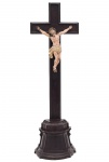 Arte Sacra - Raro crucifixo de jacarandá de tamanho diminuto, com precioso cristo de madeira finamente entalhada e policromada do século XVIII.  Cruz não original. Crucifixo - Med. 45 x 15 x 8 cm (medidas totais). Cristo - Med. 13,5 x 10,5 cm (medidas totais); 12 x 4 cm (cabeça aos pés). Marcas do tempo. Desgastes. Intervenções. Acervo Particular Rio de Janeiro/RJ.
