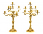 Belíssimo Par de Candelabros Bronze dourado, confeccionado para sete (7) velas em cada peça, no estilo  Rococó, de  linhas sinuosas e formas assimétricas, com ornamentos elaborados, como arabescos e elementos naturais como flores, folhas e conchas.  França - Século XIX. Med. 60 x 30 cm (medidas totais). Marcas do tempo. Pontos com desgastes .  Acervo Particular Rio de Janeiro/RJ.