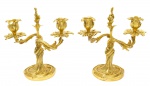 Belíssimo Par de Candelabros Bronze dourado, confeccionado para duas (2) velas em cada peça, no estilo  Rococó, de  linhas sinuosas e formas assimétricas, com ornamentos elaborados, com elementos naturais como flores e folhas. França.  Med. 22 x 21 x 10 cm (medidas totais). Marcas do tempo. Pontos com desgastes .  Acervo Particular Rio de Janeiro/RJ.