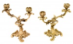 Singelo Par de Candelabros Bronze dourado, confeccionado para duas (2) velas em cada peça, no estilo  Rococó, de  linhas sinuosas e formas assimétricas, com ornamentos elaborados, com elementos naturais como flores e folhas. França.  Med. 19 x 16 x 10 cm (medidas totais). Marcas do tempo. Pontos com desgastes .  Acervo Particular Rio de Janeiro/RJ.
