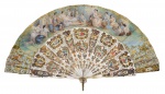 Antigo Leque de Coleção, Estilo Rococó, em Madre-Pérola, Pintura a Ouro brunido e Técnica Mista. Elegante e raro leque europeu, ao gosto do período rococó, ricamente ornado com decoração "rocailhe" . A estrutura é composta por palhetas de madre-pérola finamente entalhadas e decoradas à mão com ouro brunido e pinturas florais em reserva, evidenciando um trabalho artesanal refinado. A delicada dobradura do leque, apresenta pinturas em ambos os lados, retratando cenas clássicas do século XVIII. Estas esbanjando detalhes minuciosos executados em técnica mista que envolve a utilização de ouro brunido, aquarela, guache, pastel e outros. De um lado, uma representação alegórica de grande riqueza simbólica, em uma cena mitológica de exuberante ornamentação. No verso, uma cena galante em um jardim, onde damas e cavalheiros interagem em trajes de época, com um castelo ao fundo, em uma composição romântica e cheia de leveza, característica do estilo rococó. Uma peça excepcional, tanto pela qualidade dos materiais quanto pela excelência artística, ideal para colecionadores exigentes e apreciadores da arte e do refinamento do estilo período rococó. Europa - Fins do Século XVIII/ XIX.  Med.  27 x 50 cm (aberto). Marcas do tempo e de uso. Pequenas perdas na estrutura das hastes de madrepérola e da camada pictórica. O leque não fecha. No Estado. Coleção Particular Rio de Janeiro/RJ.