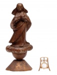 Arte Sacra - Nossa Senhora da Conceição - Imagem de madeira nobre esculpida. Olhos de vidro. Brasil - Fins do século XIX. Med. 26 x 11 x 6 cm (medidas totais); 21,5 x 11 x 6 cm (imagem).  Presença de sujidade, desgastes e perdas. Coleção Hofmann - Rio de Janeiro/RJ.