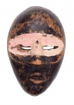 Arte Africana - Belíssima máscara tribal de madeira nobre policromada. Para uso em rituais. Possivelmente do Povo Dan. Libéria - África Ocidental- Século  XX. Med. 9 x 22 x 15 cm. Marcas do tempo. Pequenas perdas. Desgastes. Acervo Particular Rio de Janeiro/RJ. Nota: As máscaras africanas, também chamadas de máscaras tribais, são uma tradição dos países da África Subsaariana, localizados ao sul do Deserto do Saara. Essa arte africana ficou conhecida no mundo por influenciar obras de artistas europeus do início do século XX, como Pablo Picasso e Henri Matisse. .... "O povo Dan classifica os arredores em dois reinos - a aldeia com todos os habitantes (reino humano) e a floresta (bon) (reino espiritual) onde os espíritos reinam e os animais selvagens vagam livremente. A floresta é considerada sagrada, e cruzar a fronteira entre o reino humano e o reino espiritual só pode ser feito fazendo uma oração e usando materiais de ambos os mundos. Isso cria um vínculo entre os dois reinos. A máscara representada à esquerda é um exemplo perfeito dos materiais. Esses tipos de máscaras são feitos e usados exclusivamente por dançarinos do sexo masculino e esculpidos apenas por membros iniciados da sociedade masculina Poro. A máscara servia para proteger o jovem iniciado contra forças destrutivas ou malignas desde o momento da iniciação, até que um dia ele entrasse no reino espiritual. Uma vez que o dançarino mascarado coloca a máscara, ele é transformado em um espírito. O dançarino da máscara entra em transe profundo durante os rituais e traz mensagens de sabedoria de seus antepassados."....