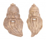 Arte Oriental  - Duas esculturas de pedra dura finamente esculpidas, reproduzindo rostos de figuras masculinas - Possivelmente sábios. Med. 3 x 6 x 11 cm (ME) e  3 x 5 x 11 cm (ME). Marcas do tempo. Uma apresenta um arranhão. Acervo Particular Rio de Janeiro/RJ.