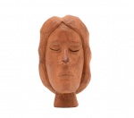 Ex-votos -  Lote composto por 1 escultura de madeira esculpida dita ex-voto. Med. 10 x 7 x 6 cm (ME). Escultores anônimos. Esta proveniente do uma coleção , aqui ofertada em lotes subsequentes, composta por 23 ex-votos esculpidos em madeira(cedro e outras), sendo: 17 cabeças masculinas e femininas, um corpo masculino inteiro, um braço com mão, três mãos e um pé. De Procedências diversas: PE, PB, AL e CE, produção de artistas/ escultores anônimos da segunda metade do século XX.  Nota: Também denominados promessas ou milagres, os ex-votos são elementos materiais, ofertados pelo devoto ao santo de sua devoção em agradecimento a uma graça recebida. Representações iconográficas da fé, tão própria do catolicismo popular, os ex-votos podem ser materializados em diferentes suportes como madeira, cerâmica ou cera, fotografias, cruzes, velas, pinturas, enfim, numa infinidade inesgotável de objetos que correspondem à multiplicidade das situações vividas pelos ofertantes. Como atesta a grande crítica de arte Lélia Coelho Frota, do ponto de vista da criação visual é única, no Ocidente do século XX, a grande e original síntese oferecida pelo repertório conhecido dos ex-votos nordestinos esculpido sem barro e madeira. Fonte: Texto de Ricardo Lima  (antropólogo)