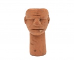Ex-votos -  Lote composto por 1 escultura de madeira esculpida dita ex-voto. Med. 10 x 6 x 5 cm (ME). Escultores anônimos. Esta proveniente do uma coleção , aqui ofertada em lotes subsequentes, composta por 23 ex-votos esculpidos em madeira(cedro e outras), sendo: 17 cabeças masculinas e femininas, um corpo masculino inteiro, um braço com mão, três mãos e um pé. De Procedências diversas: PE, PB, AL e CE, produção de artistas/ escultores anônimos da segunda metade do século XX.  Nota: Também denominados promessas ou milagres, os ex-votos são elementos materiais, ofertados pelo devoto ao santo de sua devoção em agradecimento a uma graça recebida. Representações iconográficas da fé, tão própria do catolicismo popular, os ex-votos podem ser materializados em diferentes suportes como madeira, cerâmica ou cera, fotografias, cruzes, velas, pinturas, enfim, numa infinidade inesgotável de objetos que correspondem à multiplicidade das situações vividas pelos ofertantes. Como atesta a grande crítica de arte Lélia Coelho Frota, do ponto de vista da criação visual é única, no Ocidente do século XX, a grande e original síntese oferecida pelo repertório conhecido dos ex-votos nordestinos esculpido sem barro e madeira. Fonte: Texto de Ricardo Lima  (antropólogo)