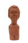 Ex-votos -  Lote composto por 1 escultura de madeira esculpida dita ex-voto. Med. 12,5 x 4 x 3,5 cm (ME). Escultores anônimos. Esta proveniente do uma coleção , aqui ofertada em lotes subsequentes, composta por 23 ex-votos esculpidos em madeira(cedro e outras), sendo: 17 cabeças masculinas e femininas, um corpo masculino inteiro, um braço com mão, três mãos e um pé. De Procedências diversas: PE, PB, AL e CE, produção de artistas/ escultores anônimos da segunda metade do século XX.  Nota: Também denominados promessas ou milagres, os ex-votos são elementos materiais, ofertados pelo devoto ao santo de sua devoção em agradecimento a uma graça recebida. Representações iconográficas da fé, tão própria do catolicismo popular, os ex-votos podem ser materializados em diferentes suportes como madeira, cerâmica ou cera, fotografias, cruzes, velas, pinturas, enfim, numa infinidade inesgotável de objetos que correspondem à multiplicidade das situações vividas pelos ofertantes. Como atesta a grande crítica de arte Lélia Coelho Frota, do ponto de vista da criação visual é única, no Ocidente do século XX, a grande e original síntese oferecida pelo repertório conhecido dos ex-votos nordestinos esculpido sem barro e madeira. Fonte: Texto de Ricardo Lima  (antropólogo)