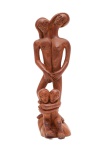 André T. D. - André Torres Dias (São Cristóvão /SE, 1979), "algo além da forma" . Grupo escultórico entalhado em madeira . Assinado. Med. 17 x 6 x 5 cm (ME). Produção de 2000. Proveniente do ateliê do artista - São Cristovão/ SE.Nota Biográfica : André Torres Dias nasceu em 1979, em São Cristóvão /SE. Quando criança, imaginava e construía seus própriosbrinquedos, com latas, ripas de caixotes, argila.Cursou o ensino fundamental e frequentou as oficinas domestre Pinto Santeiro, com quem aprendeu a dominar adura madeira, recaindo sua preferência na cajazeira,jaqueira, sucupira e no jenipapeiro.André confessa ser a figura humana sua temáticapreferida. Daí o predomínio do antropomorfismo em suaobra, que é definida por ele mesmo como um mundodesconhecido.A seu respeito escreveram o antropólogo Ricardo Lima ea museóloga Sayonara Viana: Exuberantes, dramáticas e,por vezes, eróticas, as figuras que esculpe se multiplicame se comunicam com o mundo de forma singular, dado oseu rigor nos detalhes. Por vezes herméticas esurrealistas, suas peças nos permitem soltar aimaginação. São objetos passíveis de múltiplosentendimentos, solo rico em significados. (Vozes doimaginário: escultores de Sergipe. Rio de Janeiro: Iphan,CNFCP, 2009). Fonte: Texto de Ricardo Lima (antropólogo).