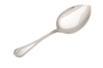 CHRISTOFLE - Elegante colher para servir de metal com banho de prata . Marca de manufatura Christofle. Famosa fabrica de Ourivesaria Prateada para Serviços de Mesa de origem Francesa. Med. 24 x 7,5  cm (ME). Marcas de uso. Acervo Particular Rio de Janeiro/RJ. Nota Histórica: A tradicional empresa foi fundada em 1830 quando o joalheiro francês Charles Christofle assumiu o comando da pequena joalheria pertencente à família de sua mulher, que desde 1793 atuava nesse ramo. Devido à qualidade de seus produtos a CHRISTOFLE se tornou fornecedora oficial da corte francesa em 1855.