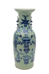 Arte Oriental - Vaso de porcelana chinesa decorada com vasos e flores em azul cobalto e branco sobre fundo na cor "celadon". Decoração "underglaze"- China Século - XIX. Med. 59 x 21 cm (ME). Marcas do tempo. presença de alguns fios de cabelo no "glazed". Acervo Particular Rio de Janeiro/RJ.