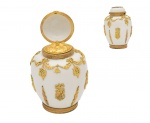 Tea Caddy - Porcelana Velho Paris branca, em forma de potiche, com linda tampa interna e realces em metal dourado - França - Século XIX. Med. 13 x 9 cm (ME). Marcas e desgastes do tempo. Acervo Particular Rio de Janeiro/RJ.