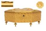 René Thénot (França, 1893 - 1963), Caixa octogonal de bronze dourado a ouro, com figura de esquilo e frutos em baixo relevo na tampa. Na lateral cena com diversos esquilos brincando em galhos de carvalho e comendo o seu fruto conhecido por "bolotas". Base guarnecida por  8 pés. No interior, fundo revestido por tecido. França - Século XX.  Peça assinada. Med. 9 x 23 x 23 cm (ME). Marcas do tempo e de uso. pequenos pontos de oxidação. Acervo particular Rio de Janeiro/RJ.