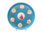 Sèvres - Medalhão Louis XVI - Porcelana de Sèvres, na cor azul característica, com reservas para as efígies do Rei Louis XVI ao centro e as da rainha Marie Antoinette e de suas damas ao redor.  França - Século XIX. Med. 50 cm de diâmetro. Marcas do tempo, com pequenos desgastes. Acervo Particular Rio de Janeiro/RJ. Nota:  Medalhão em Porcelana de Sèvres.Estilo Napoleão III, em cujo ecletismo se insere esse "revival" do gosto do passado, então recente, francês ("Ancien Regime" e Primeiro Império), liderado pela Imperatriz Eugênia de Montijo, grande admiradora de Marie Antoinette.Esse medalhão ostenta numa reserva central a efígie de Louis XVI, encimada por outra menor com a efígie de Marie Antoiette, seguida de outras cinco, que trazem as imagens de damas de sua corte.2- Marie Antoinette (*Viena, 02-11-1755/+16-10-1792)Marie Antoinette Josèphe Jeanne de Habsboug-Lorraine, filha dos imperadores da Áustria e rainha de França, que tornou-se muito impopular entre seus súditos, inclusive seus cortesãos, por intrigas na corte, por ser imprudente sem maldade, por ser incompreendida, invejada e caluniada... Foi acusada, julgada culpada e condenada à morte, no tribunal do "Regime ou Reino do Terror" por crimes que não cometeu.3- Mme Élisabeth (*Versailles,03-05-1764/+10-05-1794)Élisabeth de France (Élisabeth Philippine Marie Hélène, "fille de France") era irmã do rei Louis XVI, cunhada e amiga Marie Antoinette, que lhe dedicou uma última carta, às vésperas de ser executada, chamando-a "minha irmãzinha" e recomendando-lhe os cuidados de seus filhos, por ela ser tida como mulher de exemplar conduta moral grande compaixão, caridade, religiosidade... Mme. Elisabeth considerada pela Igreja Católica Apostólica Romana, "Serva de Deus", segundo o Papa Pio XII (1953), tem processo de beatificação em curso.4- Princesa de Lamballe (*Turim, 08-09-1749/+Paris, 03-07-1792),Maria Luisa Teresa de Saboia, princesa italiana, por suas virtudes e conduta moral, foi uma das maiores amigas de Marie Antoinette. Ela estava na Inglaterra quando começou o "Reino do Terror" e por fidelidade à rainha voltou à França, sendo morta e esquartejada pela multidão. Sua cabeça foi espetada na ponta de um varapau e assim exibida ante a janela da sela em que Marie Antoinette estava presa. A rainha desmaiou... Lamballe foi vitimada por sua fidelidade.5- Mme. Campan (*Paris, 06-10-1752/+Mantes-la-Jolie, 16-03-1822)Jeanne Louise Henriette Campan (née Genet) foi educadora, escritora, historiadora, memorialista e Dama de Companhia a serviço da rainha Marie Antoinette, antes e durante a Revolução Francesa, sobrevivendo ao "Reino do Terror". Foi diretora da "Maison d'éducation de la Légion d'Honeur", nomeada por Napoleon I.5-  Mme. De Polignac (*Paris, 08-09-1749/+Viena, 09-12-1793)Yolande Martine Gabrielle de Polastron (condessa e depois duquesa de Polignac), belíssima e carismática, foi grande amiga, confidente de Marie Antoinette e líder do circulo de amigos íntimos da rainha, impedindo alguém entrasse sem sua aprovação. Quando a rainha a nomeou Governante dos seus filhos "enfants de France", a inveja levou seus críticos a acusá-la, injustamente, de ter um caso homossexual com a duquesa. Gabrielle sobreviveu à Revolução Francesa por estar no exterior, mas morreu de câncer dois anos depois de sua benfeitora.