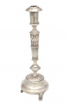 Elegante castiçal single de prata Polonesa, marca de contraste da prata  utilizada a partir de 1920, teor 800 milésimos.  Marca de prateiro não identificado. Med 32 x 10 cm (medidas totais). Peso total: 270 gramas. Marcas de uso. Pequenas faltas . Acervo Particular Rio de Janeiro/RJ.