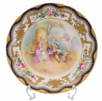 Porcelana - Belíssimo prato de coleção com borda ricamente decorada a ouro com alegoria à música e policromia com tema floral - caldeira com pintura de cena galante, assinada Girard. Marca  de manufatura "Pauli & Co. Venise" , no verso.. Europa  - Cerca de 1900. Med. 2 x 25 cm (ME). Marcas e desgastes do tempo. Acervo Particular Rio de Janeiro/RJ. Referencia : https://www.potomackcompany.com/auction-lot/pauly-co.-venezia-porcelain-cabinet-plates-with_EE047B6BA5