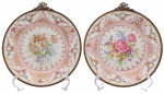 Porcelana - Pendant de belíssimos pratos  de coleção guarnecidos por filete de metal, encimado por lacinho "Marie Antoinette" - decoração, floral em toda a superfície da peça, pintada a mão - marca LIMOGES FRANCE no verso. Europa - Princípio do século XX. Med. 21 x 19 cm (ME). Marcas e desgastes do tempo. Acervo Particular Rio de Janeiro/RJ.