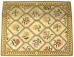 Casa Caiada - Tapeçaria de chão, tecida à mão , em lã natural, tinta vegetal, Med. 2,42 x 1,96 = 4,74 m². Etiqueta no verso. Pernambuco - Brasil - Século XX. Marcas de uso. Presença de manchas. Necessita ser higienizada. Acervo Particular Rio de Janeiro/RJ. Nota: História Casa Caiada - No ano de 1966 Maria Digna e Edith Pessoa de Queiroz,  resolveram  iniciar um trabalho social no Estado de Pernambuco, aproveitando a já  famosa habilidade manual das mulheres rendeiras do nordeste.Pensaram então em iniciar um trabalho fazendo tapetes inspirando-se nos belos desenhos dos azulejos portugueses do sec. XVIII e XIX que revestiam as igrejas e casas do nordeste. Esta foi a linha inicial a qual chamamos de Linha Clássica. Pouco depois surgiram várias outras Linhas : Geométrica, Étnica, Animal print, Floral e Infantil.Os tapetes são feitos em pura lã bordada sobre tela. Muitas cores são tingidas com exclusividade Para a Casa Caiada.  Em cada metro quadrado são bordados 5.000 pontos  casa caiada . O nosso  ponto  foi criado por Elas e é uma variação do ponto de cruz. Hoje a associação Casa Caiada conta com dezenas de artesãs no estado de Pernambuco e exporta para todo o mundo. Fonte: https://www.casacaiada.com.br/