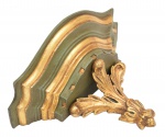 Elegante peanha de madeira entalhada na s cores verde e dourado. Proveniente do ateliê Henrique Liberal. Med 14 x 14 x 28 cm (ME). Marcas do tempo. Passou por processo de conservação. Acervo Particular Rio de Janeiro/RJ. Nota: ... "Entre os anos de 1940 e 1950, o cenário parece ainda mais definido. A atuação de dois brasileiros radicados no Rio de Janeiro trouxe para o décor brasileiro uma identidade própria. Frequentador da alta sociedade francesa, Henrique Liberal foi um desses pioneiros. Espelhos envelhecidos, mobiliário ao estilo dos Luises, como dizia Lucio Costa, e peças com perfume parisiense imprimiram nos seus interiores uma atmosfera requintada. Júlio Senna, artista múltiplo, já passara pelos Estados Unidos criando desde vitrines famosas a figurinos e cenários. No Brasil, introduziu nas casas aquilo que via de mais saboroso na nossa cultura, como abacaxis, bananas, os cenários de Debret. Adotou as treliças, herança portuguesa que se tornara uma marca do colonial brasileiro. Senna empregou orgulhosamente brancos, amarelos, azuis e verdes, e ainda vestiu estofados de jeans. Brasileiro da gema, nunca perdia uma blague. Era capaz de espetar flores em uma árvore frutífera para dizer a seus convidados, muitos deles representantes de famílias reais: veja que belas rosas nos deu esta laranjeira.".. Fonte: https://arqsc.com.br/historia-do-design-de-interiores-no-brasil/