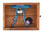 TOZ - Tomaz Viana (Salvador, Bahia - 1976), "Sem título". Pintura sobre gaveta de madeira. Med. 11 x 24 x 8 cm (ME). Sujidade sobre a camada pictórica. Coleção Particular Rio de Janeiro/RJ.Proveniência: Adquirida na primeira exposição do artista em 2008. Atual Coleção Particular Rio de Janeiro/RJ. Nota Biográfica: Tomaz Viana, natural de Salvador, é um artista plástico brasileiro. TOZ, como é conhecido nas artes, dedica-se à pesquisa e experimentação do graffiti há 20 anos e à criação de telas e objetos há 10 anos, já tendo participado de várias exposições coletivas e individuais, no Brasil e no exterior, vem ao longo do tempo ganhando notoriedade e reconhecimento pela identidade do seu trabalho. Ao longo da sua carreira, criou diversos personagens cujas cores e padronagens se espalham nos muros das cidades e das instituições culturais nacionais e internacionais. Em 2014, Toz fez sua primeira exposição institucional individual: Metamorfose, no Centro Cultural Hélio Oiticica, no Rio de Janeiro, RJ. No ano seguinte, 2015, abriu sua primeira exposição individual em Paris com a Instalação Vendedor de Alegria, que foi realizada em parceria com o Projeto SCOPE da Prefeitura do 13Arrondissement de Paris. Em 2017, veio o convite da Escola de Samba Estação Primeira de Mangueira para pintar um carro alegórico para o desfile do Carnaval no Sapucaí. O mesmo ano foi realizada a exposição POVO INSONIA, no museu Chácara do Céu (Rio de Janeiro, RJ). Em 2018 e 2019 foi realizada a itinerância da mostra individual TOZ CULTURA INSONIA nas unidades da Caixa Cultural Rio de Janeiro, e de Recife.