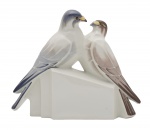 Gerard Serpaut - Limoges - "Casal de pombos".  Escultura de porcelana francesa, marca de manufatura Limoges. Estilo e época Art Déco.  Molde reeditado por Gerárd Serpaut (G. Serpaut). Med. 25 x 31 x 10 cm(ME). Marcas do tempo. Acervo Particular Rio de Janeiro/RJ.