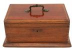 Farnese de Andrade Neto (Araguari/MG, 1926 - Rio de Janeiro/RJ, 1996), "Memórias". Rara assemblage. Assinada. Datada 1983-88. Med 14 x 33 x 22 cm (fechada); 30 x 33 x 22 cm (aberta). Marcas do tempo. Proveniente da Coleção Particular da família do artista. Rio de Janeiro/RJ. Nota Biográfica: Farnese de Andrade Neto (Araguari, Minas Gerais, 1926 - Rio de Janeiro, Rio de Janeiro, 1996). Pintor, escultor, desenhista, gravador, ilustrador. Muda-se, em 1942, para Belo Horizonte onde, entre 1945 e 1948, estuda desenho com Guignard (1896-1962), na Escola do Parque. Em 1948 muda-se para o Rio de Janeiro para tratar uma tuberculose pulmonar. Entre 1950 e 1960, trabalha como ilustrador para o Suplemento Literário do Diário de Notícias, Correio da Manhã, o Jornal de Letras, e para as revistas Rio Magazine, Sombra, O Cruzeiro, Revista Branca e Manchete. Em 1959, começa a frequentar o Ateliê de Gravura do Museu de Arte Moderna do Rio de Janeiro (MAM/RJ), onde se aperfeiçoa em gravura em metal com orientações de Johnny Friedlaender (1912-1992). Convive com vários artistas que frequentam o Ateliê, entre eles Rossini Perez (1932), com quem desenvolve trabalhos de 1959 a 1961. Em 1964, começa a criar obras com materiais descartados, coletados nas praias e nos aterros. Posteriormente utiliza armários, oratórios, gamelas, ex-votos, adquiridos em antiquários e depósitos de materiais usados. Fotografias antigas também estão presentes em sua obra. Desde 1967, utiliza resina de poliéster, envolvendo materiais perecíveis. No Salão Nacional de Arte Moderna de 1970, recebe o prêmio de viagem ao exterior. Parte para a Espanha, instala um estúdio em Barcelona e lá permanece até 1975. Fonte: https://enciclopedia.itaucultural.org.br/pessoas/2584-farnese-de-andrade
