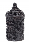 Arte Oriental - Belíssimo recipiente  com tampa, de madeira profusamente entalhada, tendo na parte inferior cena de floresta com personagens lendários da cultura oriental. Na tampa Dragão Celestial. Med. 34 x 18 cm (ME). Marcas do tempo e de uso com perdas. Acervo Particular Rio de Janeiro/RJ.