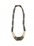 Bijoux-Joia - Curioso colar, estilo  Art Déco, composto por contas e fecho de materiais diversos. Med 30 cm de comprimento x 2,5 cm de largura (fechado).  Presença de trincados em algumas peças que compõem o colar. Acervo Particular Rio de Janeiro/RJ.