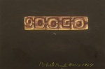 Burle Marx, Roberto (São Paulo SP 1909 - Rio de Janeiro RJ 1994), " Sem título". Guache sobre papel cartão preto.  Assinado. Década de 60. Med. 21,5 x 32,5 cm (MI). Pequenos pontos de acidez. Acervo Particular Rio de Janeiro/RJ.  Nota de proveniência: Pintura de joia, croqui, criada por Roberto Burle Marx para seu irmão, o joalheiro Haroldo Burle Marx na década de 1960. Contém, no verso, anotações da ourivesaria onde eram produzidas as joias. Essa pintura, pertencia à empresa do joalheiro e foi herdada por sua família . Acervo Particular da Família Burle Marx.  Nota sobre a parceria dos irmãos Roberto Burle Marx e Haroldo Burle Marx: Roberto Burle Marx desenhou joias para Haroldo Burle Marx. A colaboração entre os irmãos foi natural, já que ambos compartilhavam uma visão artística voltada para formas orgânicas, cores vibrantes e a valorização de elementos naturais. Roberto, conhecido por seus jardins e obras de arte abstratas, influenciou diretamente o design das joias de Haroldo. Algumas das peças criadas por Haroldo foram baseadas em desenhos e conceitos desenvolvidos por Roberto. O estilo modernista, as curvas fluidas e as formas inspiradas na natureza, presentes no paisagismo de Roberto, também aparecem nas joias. Haroldo, por sua vez, traduziu essas ideias para a joalheria, utilizando lapidações inovadoras e técnicas como o ouro martelado e o entourage, onde as pedras preciosas eram esculpidas de forma única para se encaixar perfeitamente na peça. De grande relevância no mercado .As joias de Haroldo Burle Marx são altamente valorizadas no mercado de colecionadores, sendo leiloadas por casas renomadas, como Sothebys e Christies. Seu legado na joalheria moderna brasileira permanece vivo, e suas peças continuam sendo admiradas por seu design inovador e atemporal. Fonte : Ia e IC.