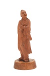Arte Oriental - Preciosa escultura de madeira finamente esculpida sobre base de madeira representando samurai em cena do cotidiano. Japão Século XIX/XX. Med. 17 x 6 x 5,5  cm (medidas totais). Marcas do tempo. pequenas faltas ( falta parte do bastão que ele segura). Acervo Particular Rio de Janeiro/RJ.