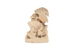 Arte Oriental - Precioso grupo escultórico, em tamanho diminuto, de marfim finamente esculpido representando cena do cotidiano. Marcas e assinatura na base. Med. 12 x 6 ,5 x 5 cm (medidas totais). Marcas do tempo. pequenas faltas ( falta parte do bastão que ele segura). Acervo Particular Rio de Janeiro/RJ.