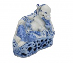 Arte Oriental - Simpática escultura de porcelana chinesa, representando Buda Sorridente com cinco crianças, decorada em azul cobalto sobre fundo branco. Decoração "underglaze"- China Século - XX. Selo na base . Med. 18 x 22 x 11 cm (medidas totais). Marcas do tempo. Presença de trincados com pequena perda. Acervo particular Rio de Janeiro/RJ. Nota: A imagem do Buda sorridente com crianças no contexto do Feng Shui simboliza prosperidade familiar, alegria e fertilidade. Essa representação é frequentemente associada à imagem de Hotei, um monge chinês que trazia consigo fartura e alegria, sendo especialmente querido pelas crianças. A estátua é usada para atrair bênçãos, boa sorte e harmonia para a família, além de promover o bem-estar das crianças e a união familiar. Fonte: IA.
