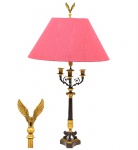 Elegante base para abajur de bronze patinado e dourado, estilo império francês. Acompanha cúpula. Med. 90 x18 cm (medidas totais da base);  25 x 51 cm (medidas totais da cúpula). Marcas do tempo e de uso.  Desgastes na douração. Acervo Particular Rio de Janeiro/RJ.