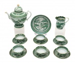 Arte Oriental - Conjunto para chá . Porcelana Chinesa ao gosto da Cia das Índias. Decoração com paisagem lacustre  com esmaltes da família verde. Marcas do tempo e de uso.  Trincados e faltas. Composto por: 1 Bule para chá( com lasca na tampa- med. 24 x 27 x 17 cm ); 1 leiteira (com restauro na borda - med. 13 x 14 x 8 cm );  1 prato maior (borda quebrada - 22 cm de diâmetro) e seis xícaras com seus respectivos pires (uma trincada e uma por bicada). A leiteira possivelmente não faz parte do conjunto. Acervo Particular Rio de Janeiro/RJ
