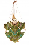 Arte Oriental - Hun Lakorn Lek  - Bela marionete tailandesa em materiais diversos. Tailândia - Século XX. Med. 38 x 28 cm (medida do boneco); 60 x 28 cm (medidas totais). Nota: A marionete tailandesa é uma forma tradicional de teatro de bonecos da Tailândia, conhecida como Hun Krabok ou Hun Luang, dependendo do tipo e do contexto. É uma manifestação artística rica e delicada, que combina escultura, dança clássica tailandesa e música. Suas principais características : 1. Hun Krabok  Manipulada com hastes (sem cordas), por trás do palco;  2. Hun Lakorn Lek  Marionetes menores, manipuladas por três artistas ao mesmo tempo, criadas no século XX para performances mais refinadas e detalhadas. Sua manufatura :  São feitas de madeira esculpida, tecido bordado à mão e adornos típicos da cultura tailandesa (espelhos, fios dourados, seda). Representam personagens mitológicos, reais ou animais do Ramakein, o épico nacional tailandês (inspirado no Ramayana indiano).Curiosidades: O teatro de marionetes tailandês quase desapareceu no século XX, mas foi revivido por artistas como Joe Louis (Sakorn Yangkhiawsod), que fundou o famoso Joe Louis Puppet Theatre em Bangkok. É considerado Patrimônio Cultural e está frequentemente associado a eventos cerimoniais e culturais de prestígio.