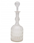 Baccarat - Belíssima garrafa para vinho do porto, de cristal francês, de manufatura da famosa cristalerie Baccarat, lapidação dedão, na cor hiálico. França - Séc. XIX. Med 35 x 10 cm de diâmetro. Marcas de uso. Presença de fungo. Acervo Particular Rio de Janeiro/RJ. Nota: A Baccarat é uma das mais prestigiadas fabricantes de cristal do mundo. Fundada em 1764, na cidade de Baccarat, na região de Lorraine, França, por ordem do rei Luís XV, ela rapidamente se tornou sinônimo de luxo, requinte e excelência artesanal. Se destaca por seu cristal de altíssima qualidade, conhecido por sua pureza, brilho e precisão nos cortes, e por produzir peças de decoração, iluminação, jóias, taças, copos, vasos, candelabros, entre outros. com um currículo irrepreensível ,Já forneceu cristais para famílias reais, chefes de estado e luxuosas casas europeias e trabalhou com grandes designers e artistas, sendo símbolo da arte de viver francesa. Existe um Museu Baccarat em Paris e também um na sede original, na cidade de Baccarat.