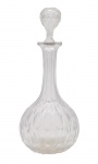Baccarat - Belíssima garrafa para vinho do porto, de cristal francês, de manufatura da famosa cristalerie Baccarat, lapidação dedão, na cor hiálico. França - Séc. XIX. Med 32 x 11 cm de diâmetro. Marcas de uso. Presença de fungo e lascado na borda do gargalo. Acervo Particular Rio de Janeiro/RJ. Nota: A Baccarat é uma das mais prestigiadas fabricantes de cristal do mundo. Fundada em 1764, na cidade de Baccarat, na região de Lorraine, França, por ordem do rei Luís XV, ela rapidamente se tornou sinônimo de luxo, requinte e excelência artesanal. Se destaca por seu cristal de altíssima qualidade, conhecido por sua pureza, brilho e precisão nos cortes, e por produzir peças de decoração, iluminação, jóias, taças, copos, vasos, candelabros, entre outros. com um currículo irrepreensível ,Já forneceu cristais para famílias reais, chefes de estado e luxuosas casas europeias e trabalhou com grandes designers e artistas, sendo símbolo da arte de viver francesa. Existe um Museu Baccarat em Paris e também um na sede original, na cidade de Baccarat.