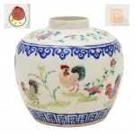 Arte Oriental - Precioso vaso de pequenas dimensões de porcelana da china, decorado com esmaltes da família rosa. Em destaque galos pastando em jardim. Possivelmente do período Revolucionária da China. Marcas na base (selo vermelho) e marcas de lacre sobre etiqueta . (possivelmente controle para exportação). Med. 12 x 13 cm (Medidas totais). Marca do tempo. Pequeno restauro no "gargalo".