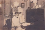 Colecionismo - Fotografia - "Eliseu Visconti trabalhando em seus projetos ". Fotografia revelada em papel albuminado, através do processo de oxirredução. Autoria não identificada. Segundo oratória familiar, esta foto seria de Visconti em sua casa, na ladeira dos Tabajaras, em Copacabana - Rio de janeiro/RJ. Med. 15 x 21,5 cm (ME). Marcas do tempo. No estado. Acervo Particular Rio de Janeiro/RJ.