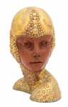 Inusitada escultura de madeira entalhada e dourada, representando busto de bailarino russo, ao gosto do mestre Chiparus reproduzindo um de seus modelos prediletos, Zoula de Boncza, Vaslav Nijinsky ou  Ida Rubinstein. Peça assinada na base. Med. 33 x 23 x 15 cm (medidas totais).  Marcas do tempo. desgastes. Século XX. Acervo Particular Rio de Janeiro/RJ.