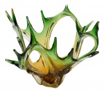 Murano - Belíssimo inusitado centro de mesa  de vidro artístico soprado, de finíssimo acabamento e projeto, nas cores verde e âmbar . Corpo todo vazado simulando um balé de galhadas de alce. Designer não identificado. Med. 35 x 45 x 45 cm . Marcas de uso.  Perdas em dois bicos das galhadas. Nota : Os muranos são conhecidos por serem objetos de desejo por sua imponência e beleza. Possui esse nome por ser originário da Ilha de Murano, na Itália, sendo um material que foi passado de geração em geração. Os Cristais de Murano são feitos de forma artesanal, com a técnica de fusão dos metais e soprar o vidro, podendo durar até 3 dias. Neste conteúdo, você pode conhecer o processo completo de fabricação do Murano. Sendo um produto artesanal, é dificilmente produzido em série. Por esse motivo, cada peça é exclusiva e única, o que faz com que tenha maior valor agregado, tornando seu custo mais elevado que outros materiais. Os cristais de murano, além de serem mais raros e exclusivos, garantem às peças mais brilho e transparência. A intensidade pode variar conforme a quantidade de chumbo que é inserida no produto. Quanto mais chumbo, mais brilho e beleza o Murano terá. Nota de transporte : Este item só poderá ir pelos correios , se acondicionado em isopor .